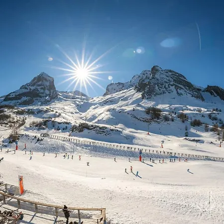 En Station Avec Ascenseur - Vue Pistes *